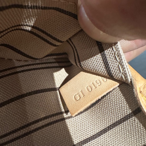 Louis Vuitton Neverfull MM - Picture 7 of 16